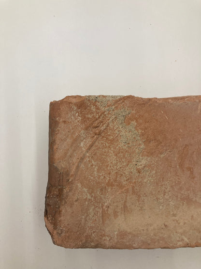 Oberfläche eines alten Ziegelsteins im Klosterformat