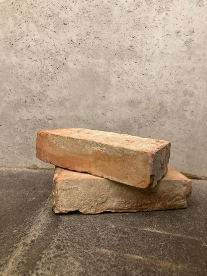 Alter dunkelroter Ziegelstein im Klosterformat, Seitenansicht